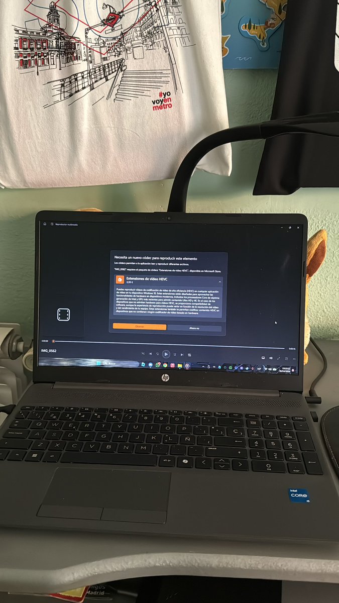 Para ver un vídeo de 8s en mi PC resulta que tengo que pagar 1€ para descargar el codec HEVC…

Bombardeen Microsoft