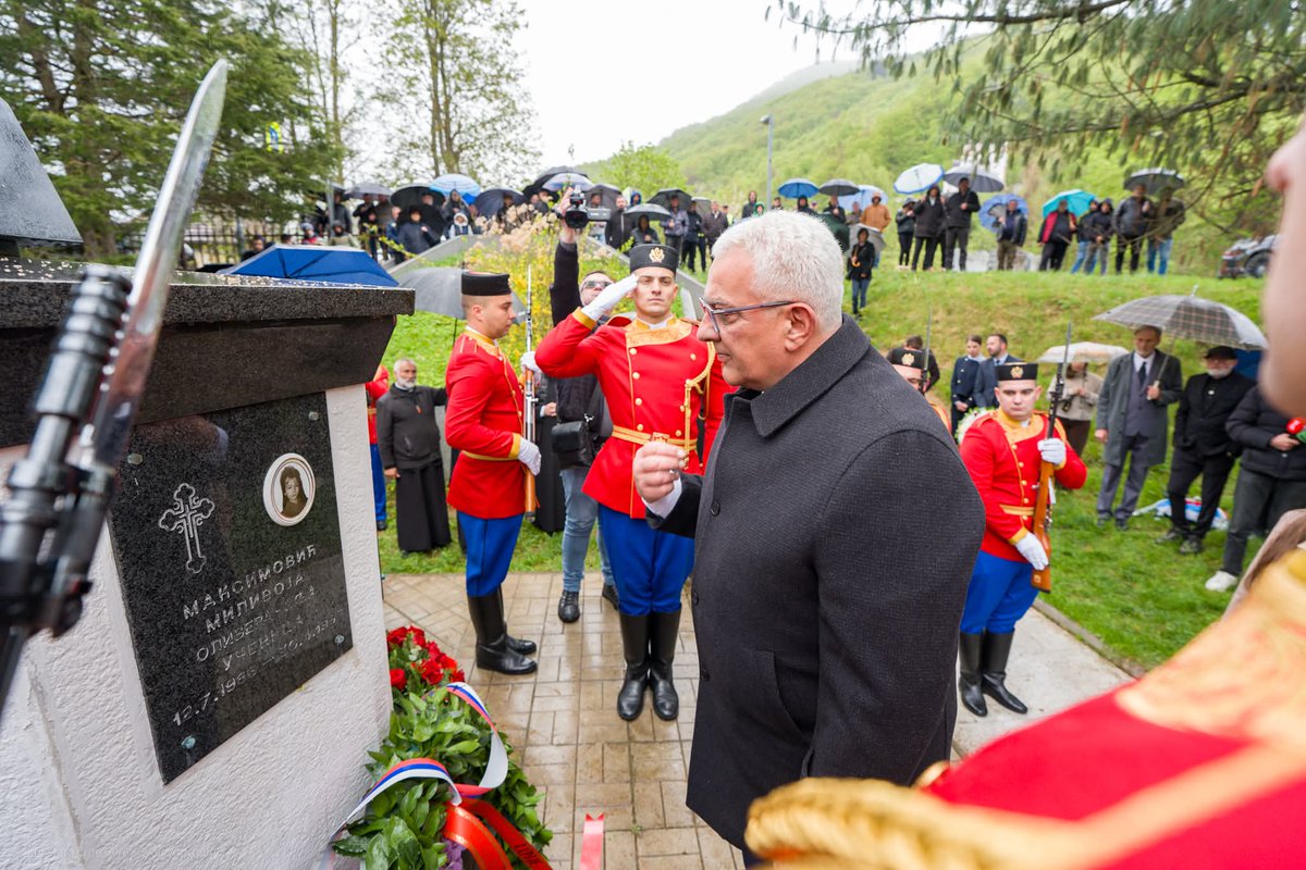 Предсједник Мандић положио вијенац на споменик жртвама НАТО бомбардовања Мурина

Вјечан им помен!