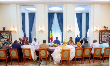 Africa_univers's tweet image. #Sénégal Le Chef de l’État Bassirou Diomaye Faye a reçu les Ambassadeurs de la paix, venus présenter leurs actions en faveur de la cohésion nationale et de la prévention des tensions. Le dialogue est réaffirmé comme un pilier central de sa gouvernance.
#Paix #CohésionNationale