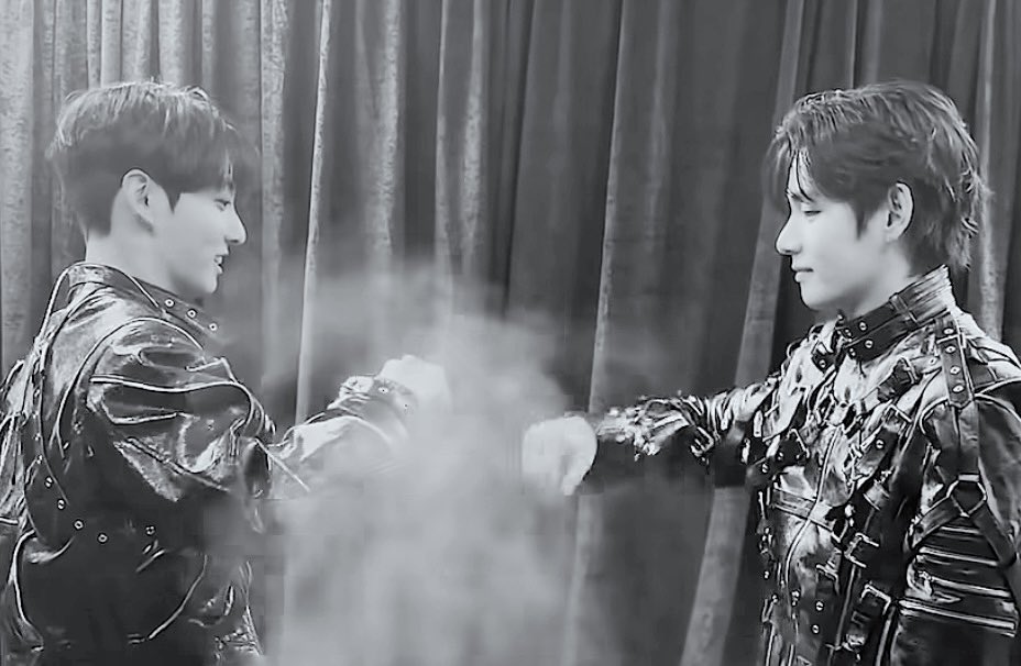 ranchtunas's tweet photo. taekook update all within 2 days the 2 yr gap drought before is so over 😭 https://t.co/PUqUNoR7v2