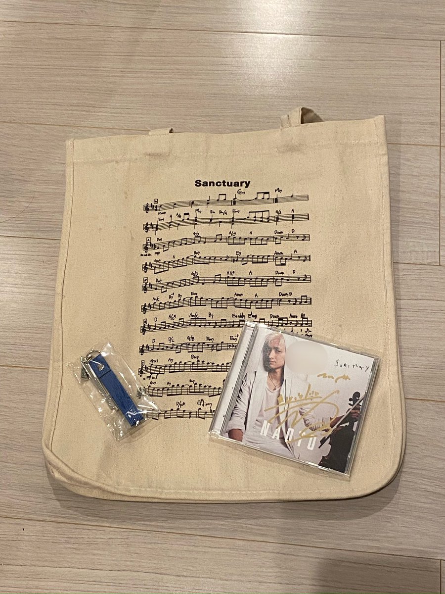 lyramusikamore's tweet photo. NAOTO Concert Tour 2026「Sanctuary」「Blue'G'」大阪公演
行ってまいりました！　とりあえず一言だけ。最高でした💕
サインもいただけて、幸せです😊
@NAOTO_poper 
#NAOTO https://t.co/jxZQGbdsCJ