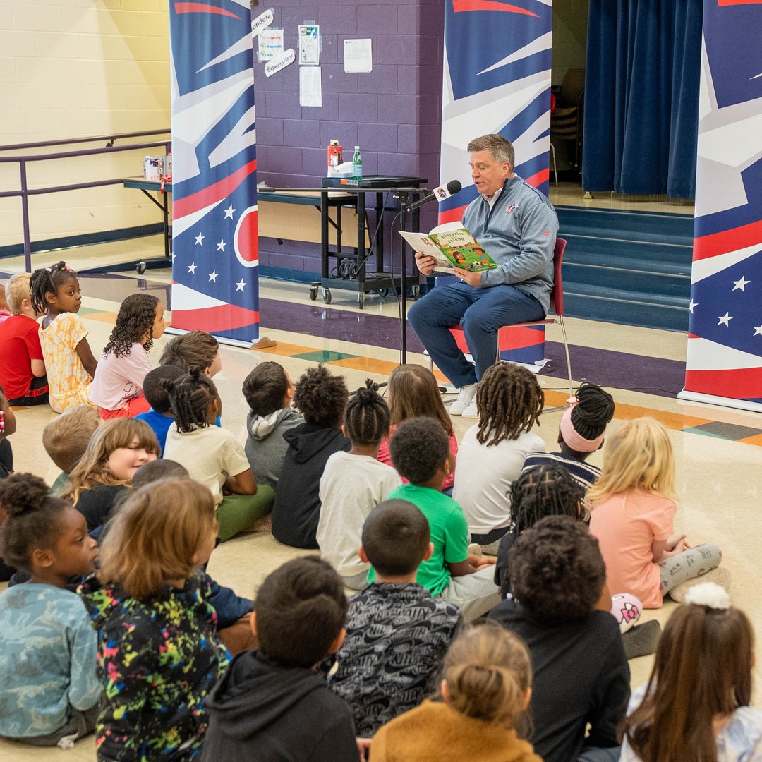 BlueJacketsNHL's tweet photo. Closing another chapter of @Huntington_Bank's Financial Literacy is Fun program with our friends at Avondale Elementary! 📚

@BobbyMacSports & @StingerCBJ joined this morning's celebration for a surprise story time, sharing valuable lessons on spending, saving, and doing something kind for a friend!
