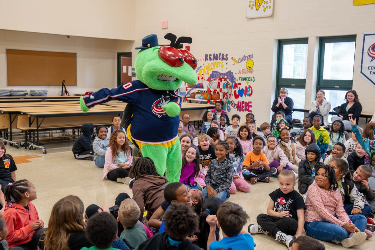BlueJacketsNHL's tweet photo. Closing another chapter of @Huntington_Bank's Financial Literacy is Fun program with our friends at Avondale Elementary! 📚

@BobbyMacSports & @StingerCBJ joined this morning's celebration for a surprise story time, sharing valuable lessons on spending, saving, and doing something kind for a friend!