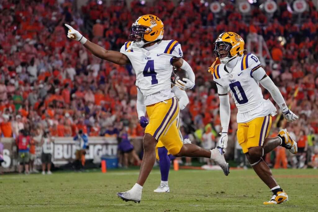 LavonteW44's tweet image. After a great talk with @CoachCRaymond I am beyond blessed and humbled to receive an offer from Louisiana State University @LSUfootball #agtg ✝️🙏🏽 #GeauxTigers 💛💜 #DBU @GMC_Football @JuCoFootballACE @JUCOFFrenzy @247recruiting @Coach_dc22
