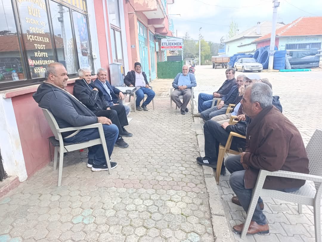 ak_huyuk's tweet photo. İlçe Başkanımız Mehmet Bilgi ve Belediye Başkanımız Dr.Sadık Sefer İmrenler ve Köşk Mahallemizde hemşehrilerimizle buluşarak taleplerini dinledi, istişare ve görüş alışverişinde bulundu. Bizleri güler yüzle karşılayan hemşehrilerimize çok teşekkür ederiz.
@aktanitimkonya #Hüyük https://t.co/6p4irkA821