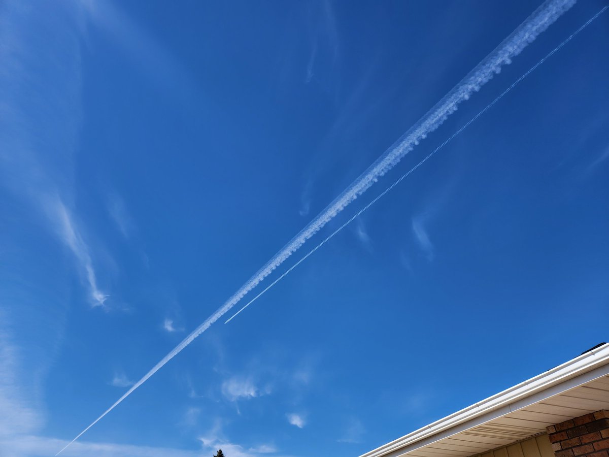 FuzzLiteyear's tweet photo. Quite a few of these in the sky over Edmonton today https://t.co/EjW0hNauV5