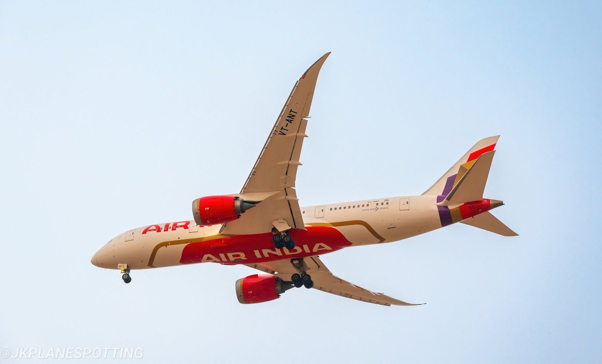blrplanespotter's tweet image. @airindia @BoeingAirplanes 787-8(VT-ANT) painted in new livery on its short finals @BLRAirport #planespotting #aviation #avgeek #airindia