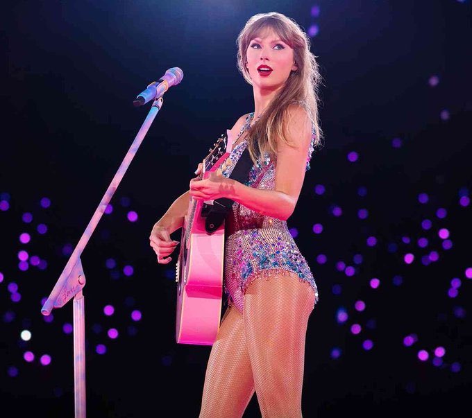 musiccritic4U's tweet image. #TaylorSwift’s 2018 record contract with #UniversalMusicGroup #UMG includes a “#Spotify clause” requiring UMG to pay out non-recoupable money to artists when selling their Spotify equity. As UMG prepares to sell roughly half of its Spotify stake estimated at around $1.4 billion