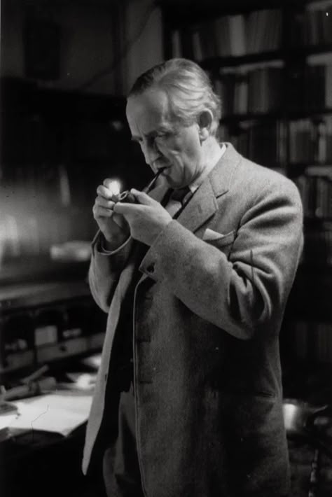 J.R.R. Tolkien Almost Named 'The Lord of the Rings “The Magic Ring” – See the Page Where He Changed It!

Before The Lord of the Rings became the legendary we know today, J.R.R. Tolkien originally planned to call it The Magic Ring. This page shows the exact moment he decided to