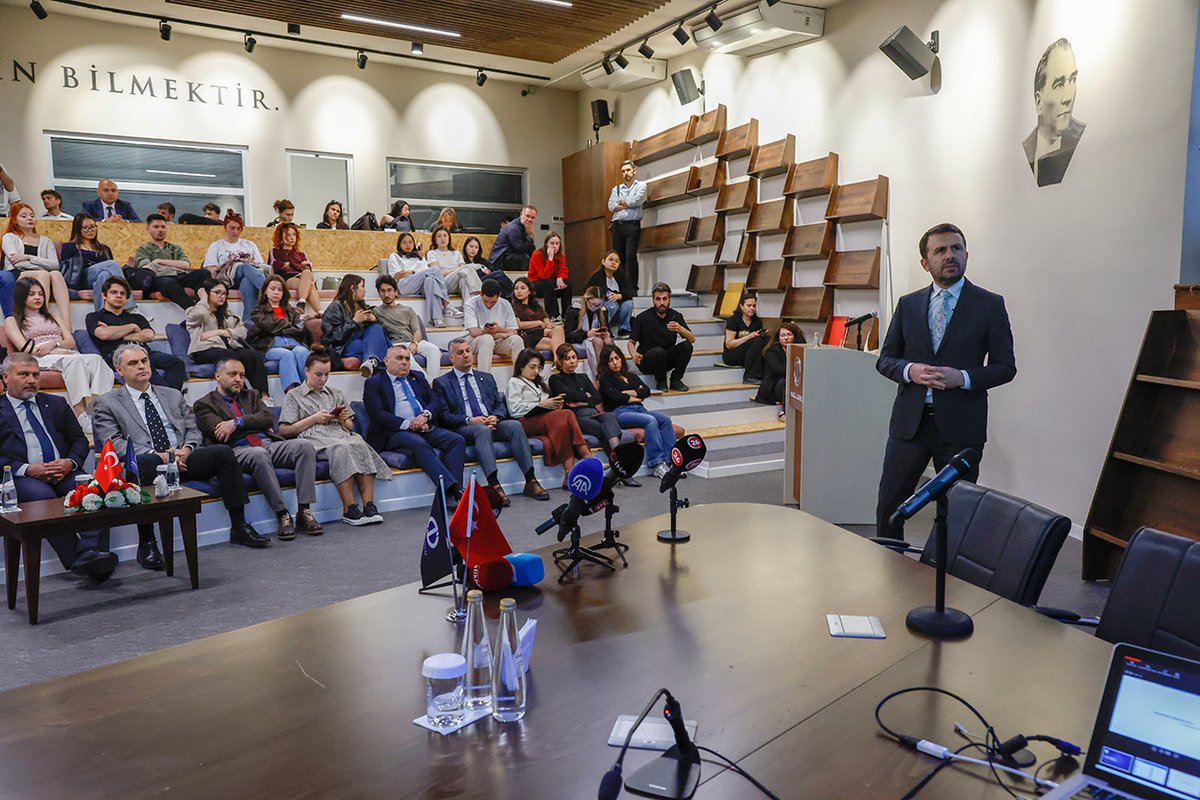 Genel Müdürümüz Abdulkadir Çay, Anadolu Üniversitesi İletişim Bilimleri Fakültesi’nin İletişim Buluşmaları etkinliği kapsamında öğrencilerle bir araya geldi.

Dijital Dönüşüm Çağında Habercilik başlıklı sunumunda basın sektörüne ve teknolojik gelişmelere ilişkin açıklamalarda