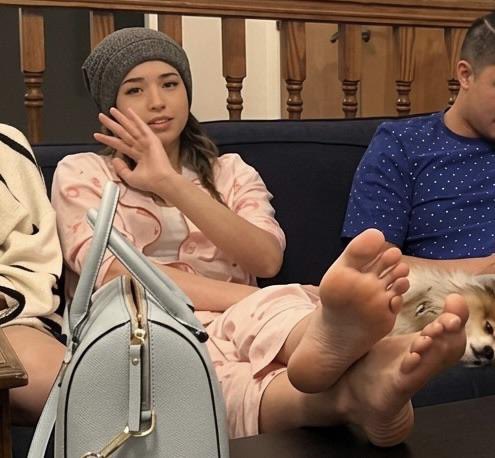 DailyCelebFeet's tweet photo. Goddess Pokimane’s feet 😍 #celebrityfeet #celebritysoles #Pokimanr https://t.co/3R4nPU2lwP