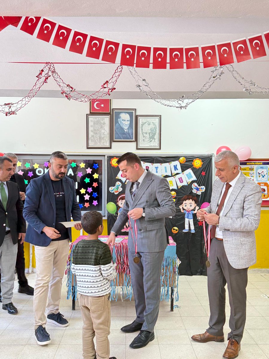 YazIlce's tweet photo. 1) Kaymakamımız Sayın Osman KURT ve İlçe Milli Eğitim Müdürümüz Sayın Sadun KILINÇ, Yeniköy Abdurrahman Serttaş İlkokulu 1. Sınıf öğrencilerinin Okuma Bayramı heyecanına ortak oldu. + https://t.co/SsXoujxYyH