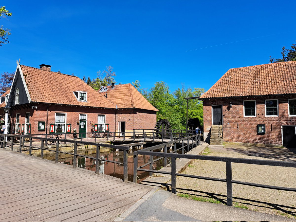 De watermolens maken al sinds 14e eeuw deel uit van landgoed Singraven. De huidige molen bestaat uit een oliemolen (niet meer in bedrijf en deels gesloopt), een korenmolen en een zaagmolen.