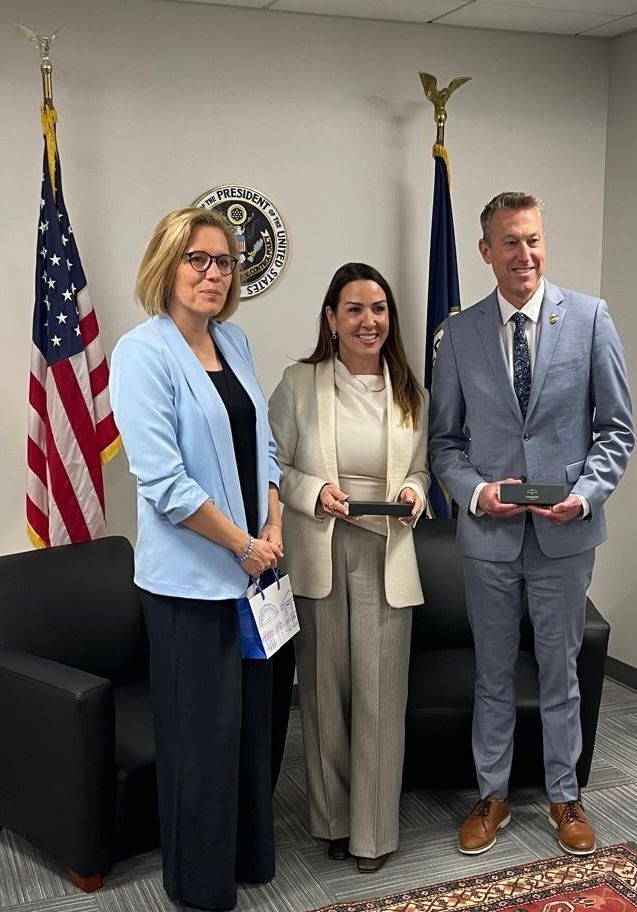 BelgiumintheUSA's tweet image. 🤝Productive meeting btwn  🇧🇪 Drug Commissioner @IneWymersch + @SaraCarterDC &amp;amp; @rodneyscottbp. A constructive dialogue on our shared commitment to combating drug trafficking - Stronger together across borders. 💪🇧🇪🇺🇸 #FightAgainstDrugs #Collaboration #DrugEnforcement @ONDCP @CBP