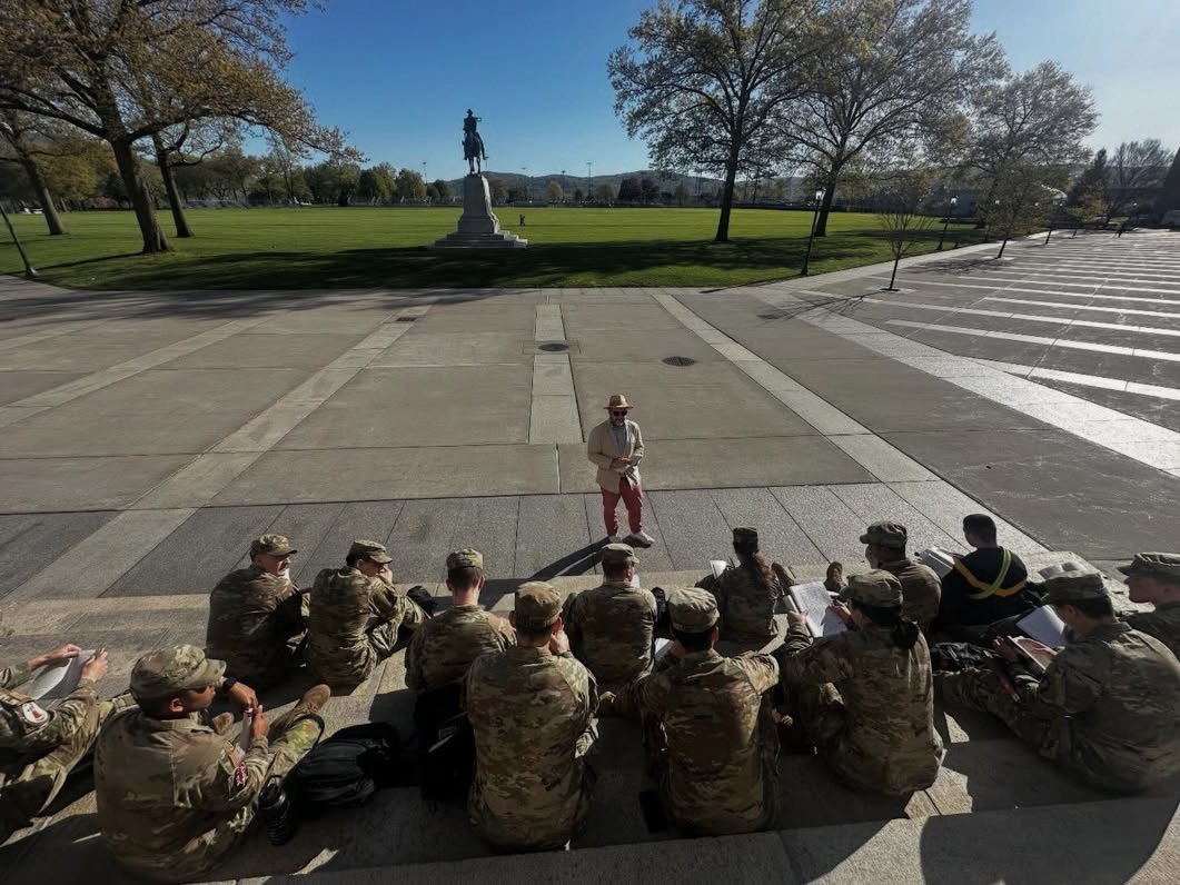 thebigtac's tweet image. Caught a Plebe English Literature class enjoying the weather on the steps of Washington Hall.  #awesome 

Look close. 

Real books. Real composition notebooks.  Real learning and critical thinking.  #dohardthings 

#usa #millitary