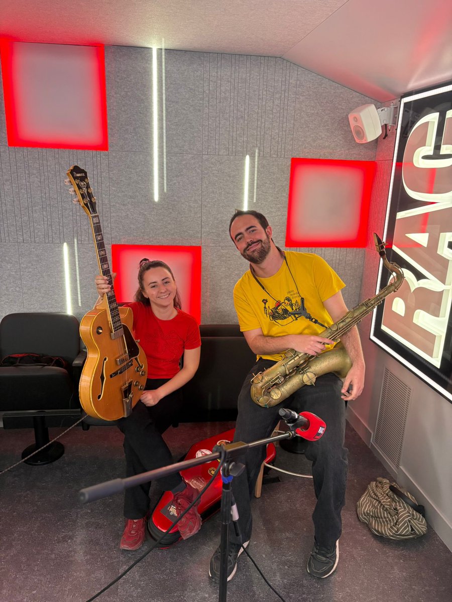 amjmcat's tweet photo. Avui, el president de l’AMJM, Martí Carrasco, ha actuat, juntament amb Carla Motis, al programa Els Teloners de RAC1 per celebrar el Dia Internacional del Jazz! 🎷📻🎶 https://t.co/VhsAtcGeg1