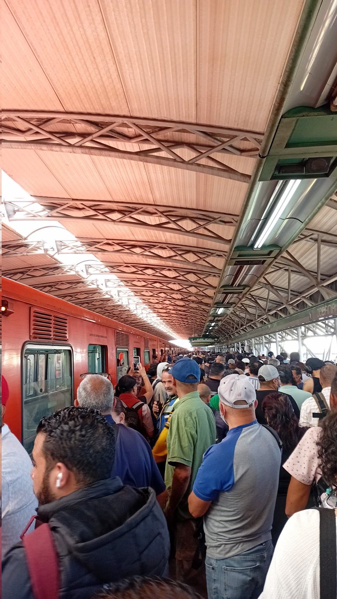 InfoMetroMX's tweet image. 🚨METRO🚨
#ULTIMAHORA
Está mañana cientos de usuarios fueron desalojados de la #LineaB del #MetroCDMX esto debido a una falla en el sistema de vías, por lo que el servicio se vio interrumpido por lo menos 1 hora.
!PERO RECUERDEN EL MUNDIAL ES PRIMERO!
#infometromx