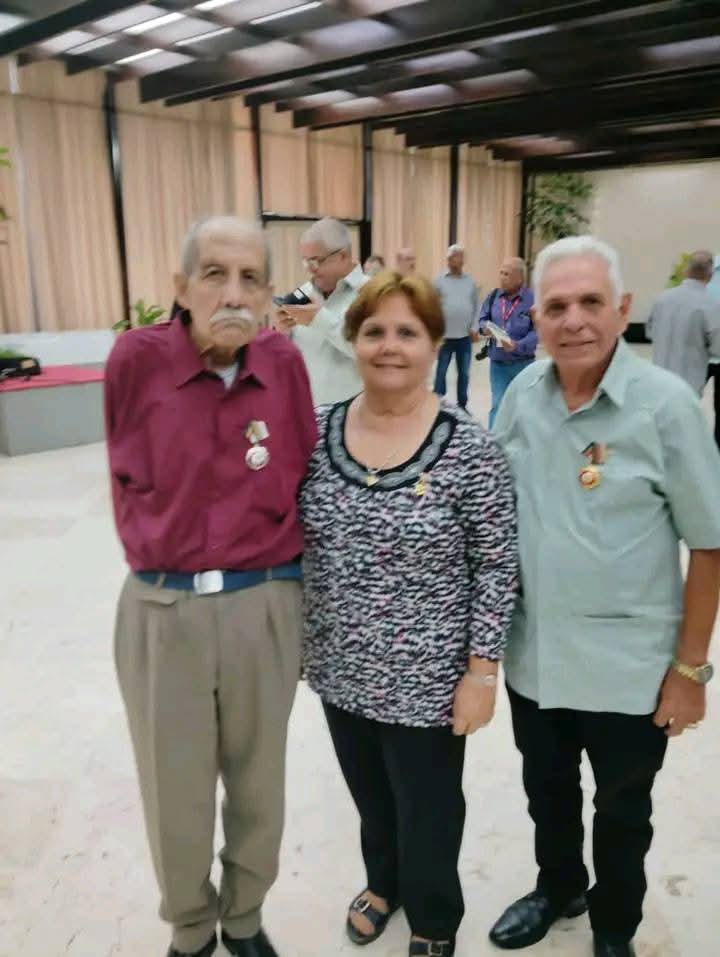 pavon_carbonell's tweet photo. Con gran orgullo felicito a los trabajadores del #CIIQ que fueron distinguidos en el acto de condecoraciones estatales de la CTC. Agradecemos su dedicación y compromiso con nuestra industria. ¡Seguimos trabajando juntos por el bien de la patria y el futuro de todos! https://t.co/sjsjdxeSfR