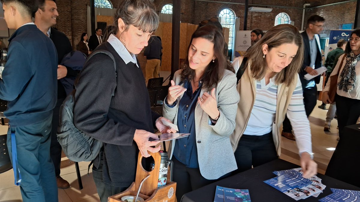 AuciUruguay's tweet photo. Organizada por #AUCI, la @IntColonia y con la participación de distintas embajadas se realizó en el Centro Cultural Nacional AFE de Colonia del Sacramento, una feria de oportunidades abierta y gratuita con el fin de democratizar el acceso al estudio y formación. https://t.co/XzL3hBR7N8