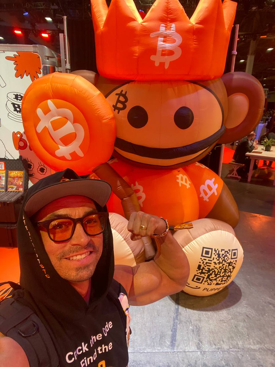 Musclepump_btc's tweet photo. Went to the BTC26 conference yesterday and had to grab a pic with this guy! @BitcoinPuppets https://t.co/yTqPwBt0gu