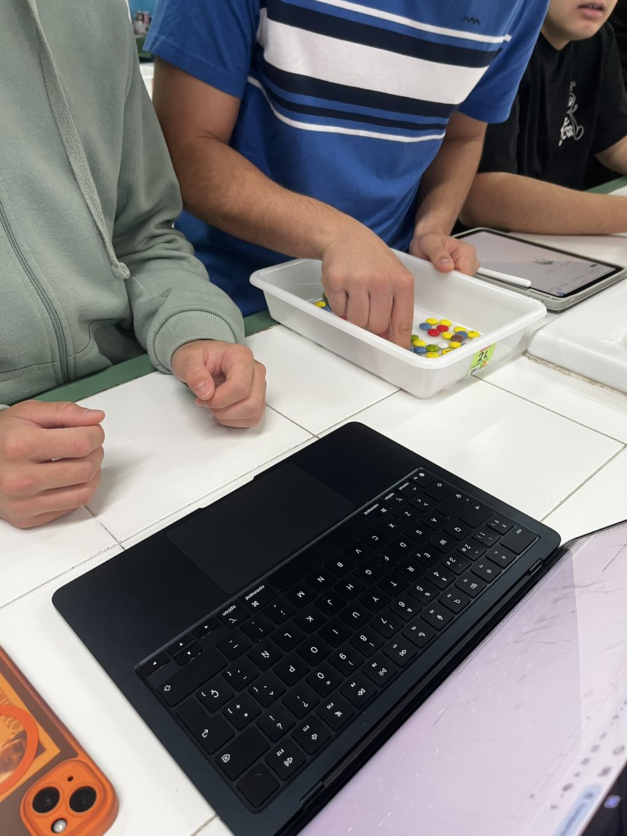 onio72's tweet photo. Hoy en Fisica, de segundo de bachillerato, hemos simulado la curva de decaimiento nuclear con la Casitos. Sin duda, en el momento más dulce de la física de segundo de bachillerato. https://t.co/wQknCUw0D6