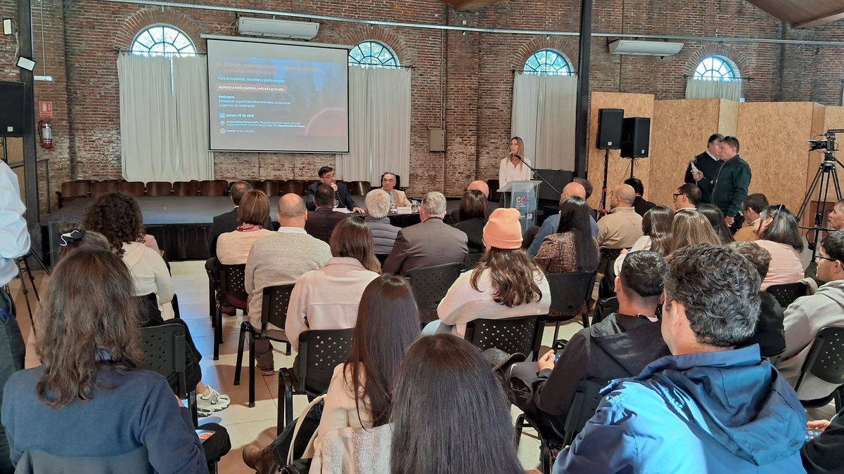 AuciUruguay's tweet photo. Organizada por #AUCI, la @IntColonia y con la participación de distintas embajadas se realizó en el Centro Cultural Nacional AFE de Colonia del Sacramento, una feria de oportunidades abierta y gratuita con el fin de democratizar el acceso al estudio y formación. https://t.co/XzL3hBR7N8
