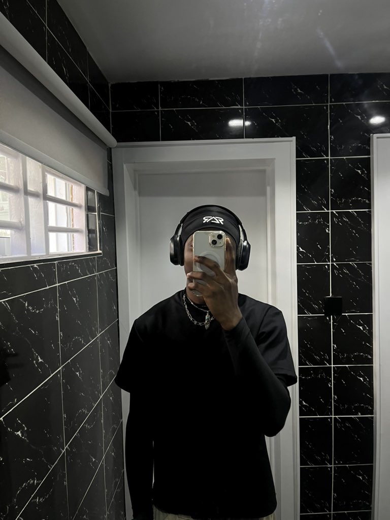 ᴅᴀ ʟᴀɢᴏsʙᴏʏ tweet media