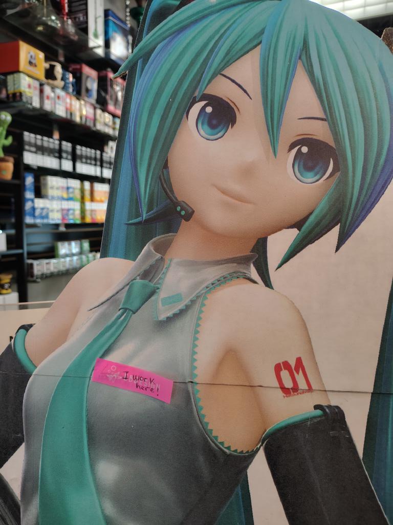 StrawbebbyJayce's tweet photo. Head Shop Miku spotted at Sugarloaf Mall https://t.co/K2nJowo9bo