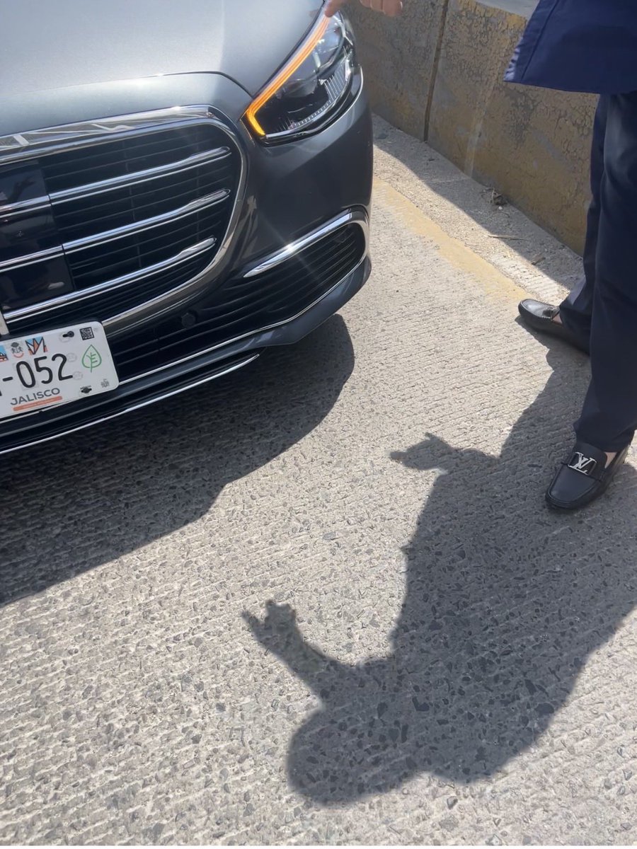 FeruBarba's tweet photo. @Trafico_ZMG ¡Cuidado con este sujeto prepotente, demente e irresponsable!  Me chocó por atrás, me interceptó gritando que su carro no tenía daño y que mi golpe no lo había causado el! No quiso hablar al seguro y se fue. CUANDO EL DINERO NO PUEDE COMPRAR EDUCACIÓN NI VALORES. https://t.co/ULltz9zhiF