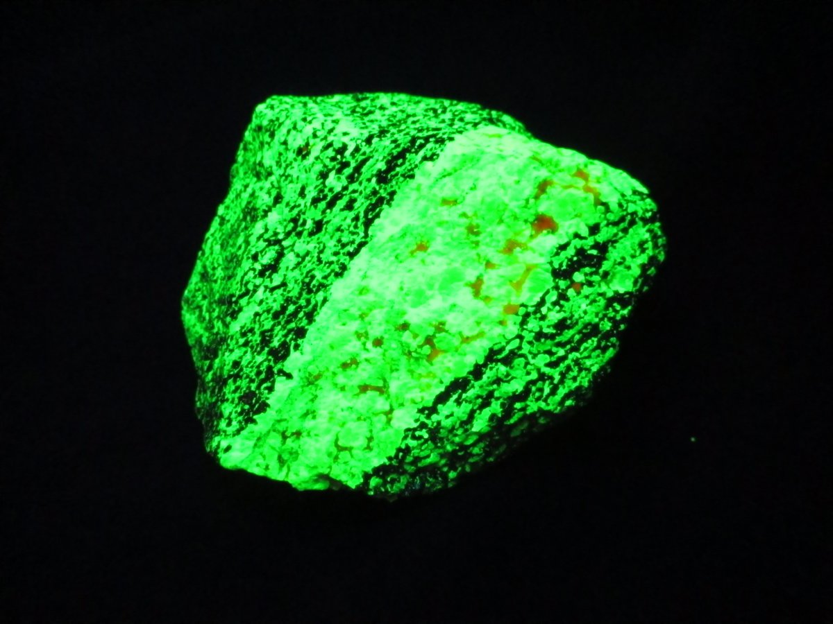 Gary Moldovany in booth # 140 (Just Keep A Rockin') with our newest selection of Franklin, NJ fluorescent minerals.  Coming to you at the upcoming 2026 East Coast Gem, Mineral, and Fossil Show August 14-16, 2026. more information here: mineralshowslld.com/east-coast-sho…
