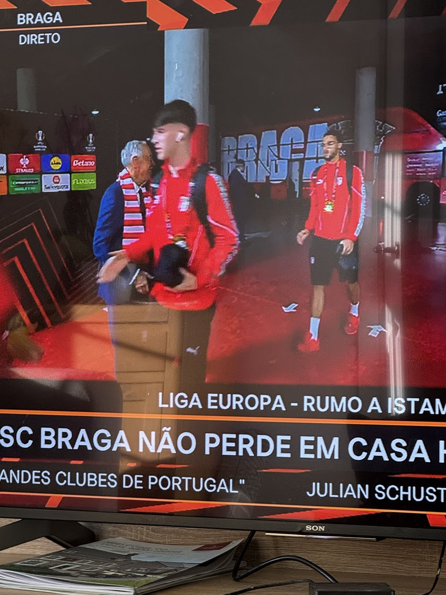 Marcelo Rebelo De Sousa a complementar os jogadores do Braga numa meia final Europeia não estava no meu bingo card para 2026