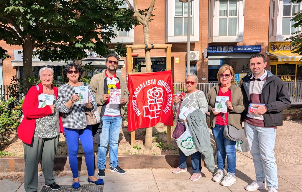 psoe_usera's tweet photo. Tarde de reparto con dos temas muy distintos:

👍🏼Impacto de los fondos europeos luchados por el Gobierno de @sanchezcastejon (en #Usera tenemos varios ejemplos).

👎🏼Anulación de la tasa de basuras del @Madrid. Otra chapuza de @AlmeidaPP_ mientras nuestras calles siguen sucias... https://t.co/f1vTibi3O2