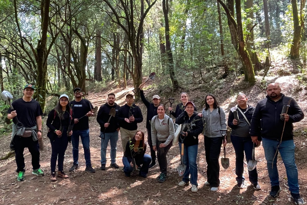 Genesys's tweet image. Global teams came together this #EarthMonth to make a local impact – from community cleanups to climate-focused #sustainability conversations. 

Every action counts. #OneGenesys