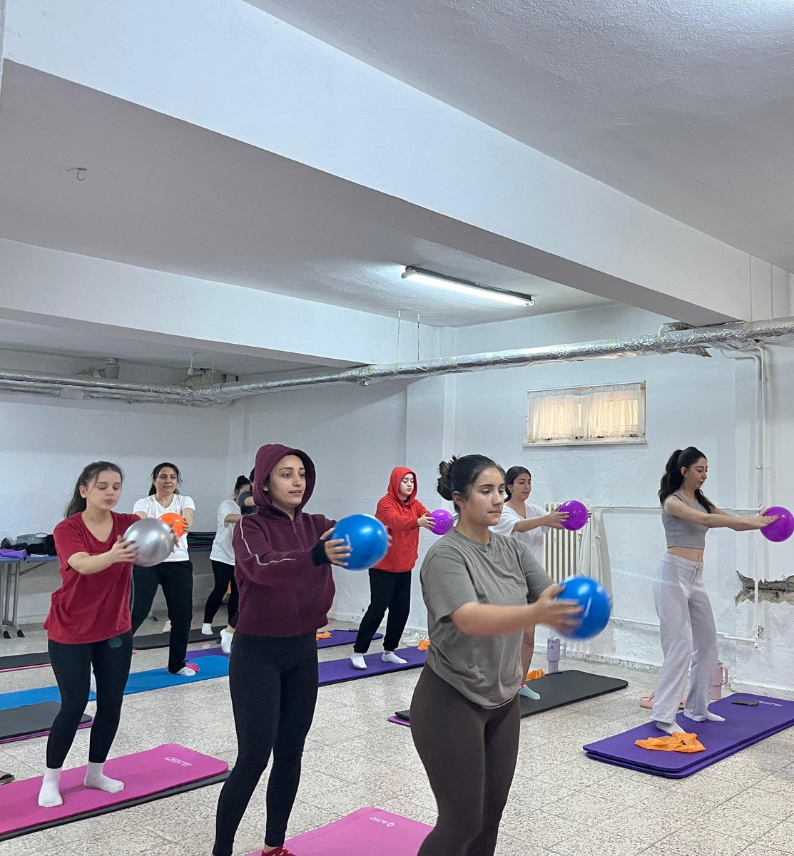 BurdurKYGM's tweet image. 📍Burdur Yurdu

Öğrencilerimizin enerji seviyelerini yükseltmek, genel yaşam kalitelerini iyileştirmek, denge, koordinasyon ve vücut farkındalığını geliştirmek amacıyla #Pilates kurslarımız tüm hızıyla devam etmektedir.