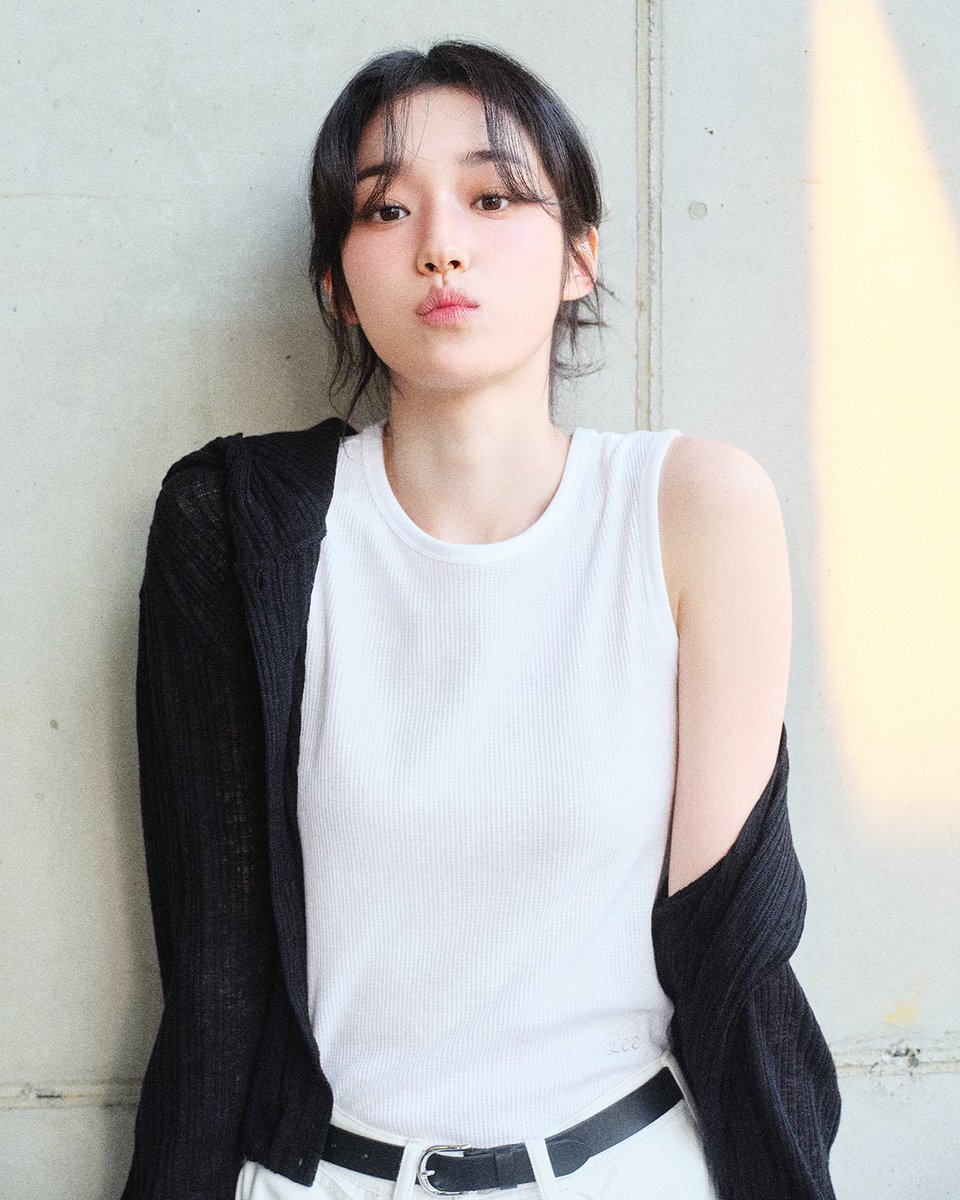ryoonseoh's tweet photo. black and white never goes wrong, forever that girl combo. https://t.co/nZLl3Xlw1u