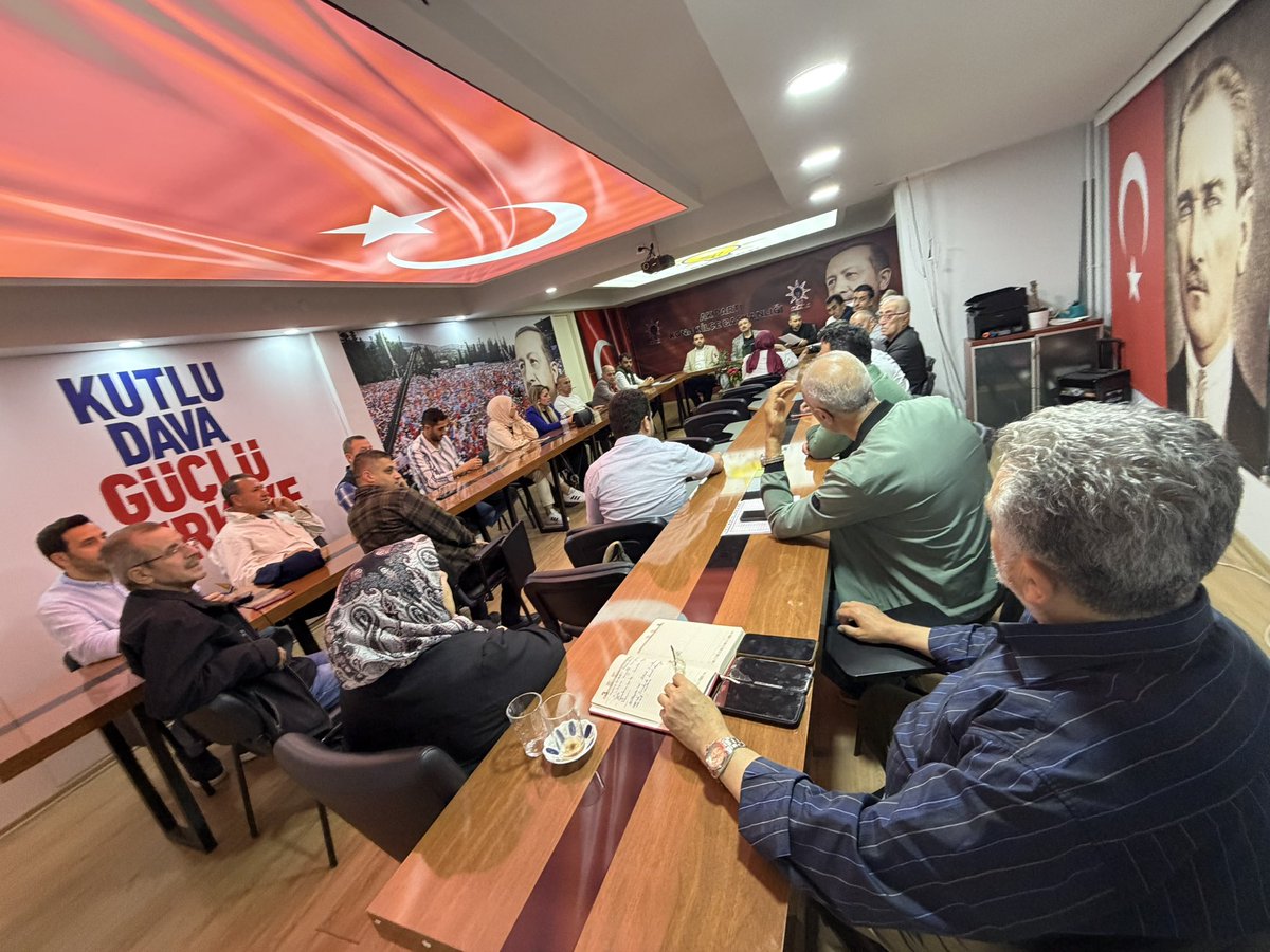 İlçe binamızda gerçekleştirdiğimiz Yönetim Kurulu Toplantımızı yüksek katılım ve büyük bir coşkuyla tamamladık.

Birlik ve beraberliğimizin güçlendiği, istişare kültürümüzün pekiştiği bu önemli buluşmada; Konak’ımız için yapacağımız çalışmaları değerlendirdik, yol haritamızı