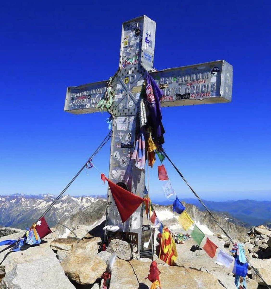 Il y a quelques jours, je dénonçais la destruction d’une croix dans le massif du Vercors.
Une croix a été détruite dans les Pyrénées cette semaine.
Partout en France, des croix ancestrales sont abattues, brûlées ou volées.
La plupart du temps, l’extrême gauche en est responsable.
