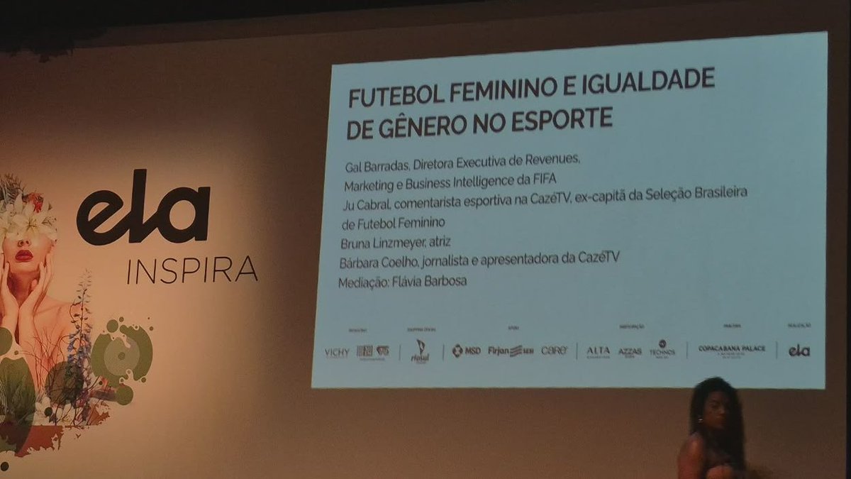 fimdejogo's tweet photo. A cobertura de ontem do evento #elainspira da Revista Ela, do O Globo, era para a área de saúde, mas de repente esbarro com uma das mesas sobre futebol feminino e igualdade de gênero no esporte.
Participantes: Gal Barradas, diretora executiva da Revenues, Marketing e Business Intelligence da @FIFAcom ; Ju Cabral, comentarista esportiva da @CazeTVOficial e ex-capitã da Seleção Brasileira Feminina; Bruna Linzmeyer, atriz e que está trabalhando em um projeto dessa área; e Bárbara Coelho, jornalista e apresentadora da @CazeTVOficial . Mediando a jornalista Flavia Barbosa.
Vou publicar na sequência, alguns momentos dos debates.