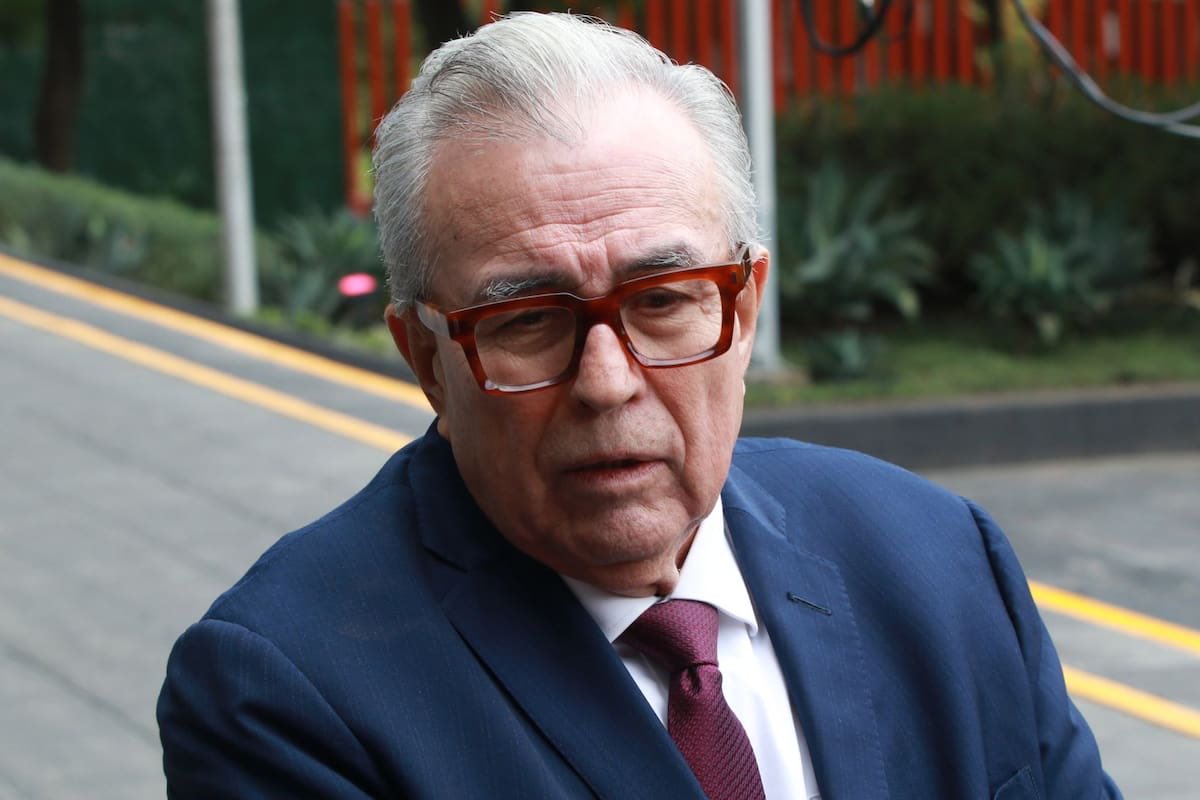 Una gobernadora de México acusada en México de cooperar con Estados Unidos en la lucha contra el narcotráfico. Un gobernador de México acusado en Estados Unidos de cooperar con el narcotráfico. ¡Vaya contraste!