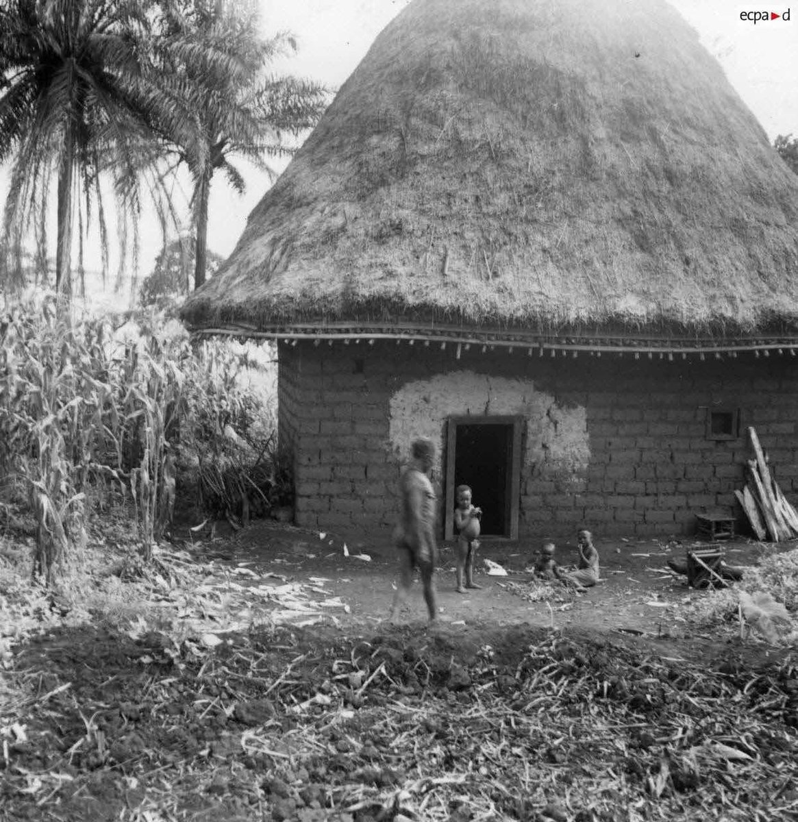 GraffiPikin's tweet image. I feel like the Grassfields of Cameroon 🇨🇲 went backwards, because why did we stop building houses like this?

I’m genuinely asking….🤔
#Grassfields #Graffi #Cameroon