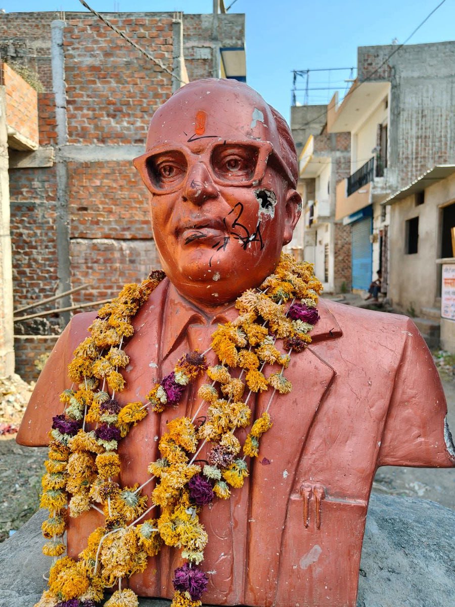 Atulranjan87's tweet photo. अब‌ इंदौर में।
इनको बाबा साहब की मूर्ति से इतना डर क्यों लगता है ?
तुमलोग बाबा साहब की जितनी मूर्तियां तोङोगे, हमारा हौसला और मजबूत होगा  @babasahab14apr https://t.co/0BfbZztQXg