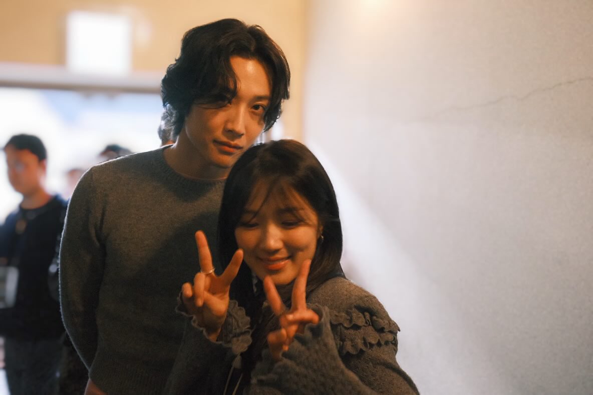 LAWSCHOOL_sol's tweet photo. 둘이 옷 입은 느낌도 비슷해서 커플 티 너무 나요... 기태수인 투샷 더 줘... https://t.co/OWRVI9oEf7