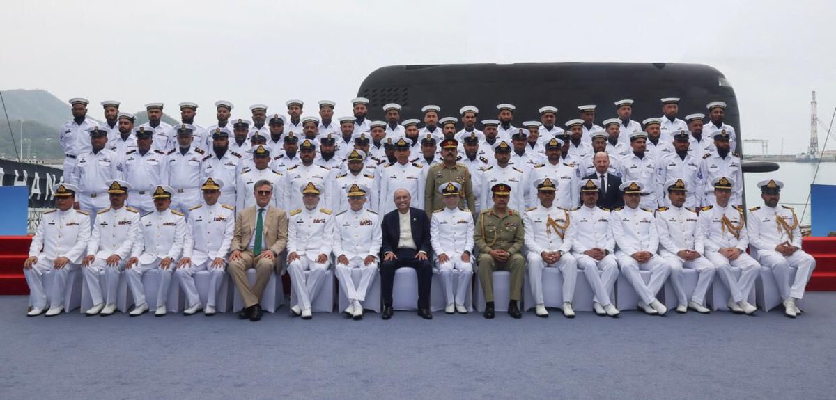 BhuttoUsmanBhu1's tweet image. President @AAliZardari attends commissioning of PNS Hangor President #AAZ said that effective deterrence is needed for stability. The modern submarine strengthens Pakistan's naval defense, protects economic lifelines and reflects the strategic partnership with China.