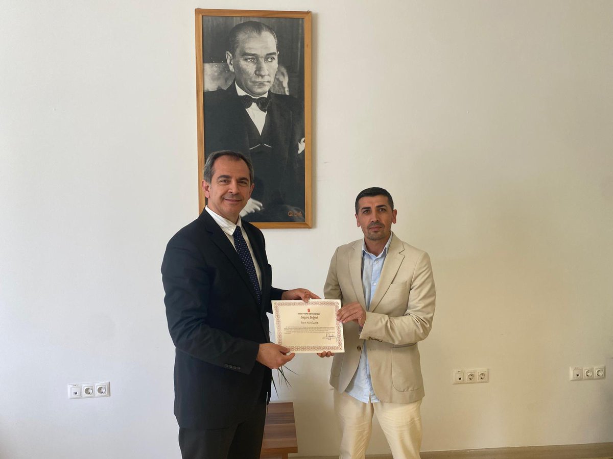 HacettepeComm's tweet photo. Personelimize başarı belgeleri Dekanımız Prof. Dr. Uğur Sadioğlu tarafından takdim edilmiştir. Fakültemize katkılarından dolayı tüm idari personelimize teşekkür ederiz. https://t.co/aCWWucMHyV