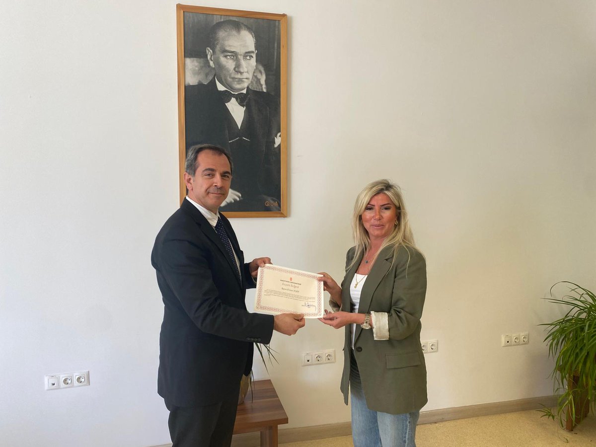 HacettepeComm's tweet photo. Personelimize başarı belgeleri Dekanımız Prof. Dr. Uğur Sadioğlu tarafından takdim edilmiştir. Fakültemize katkılarından dolayı tüm idari personelimize teşekkür ederiz. https://t.co/aCWWucMHyV