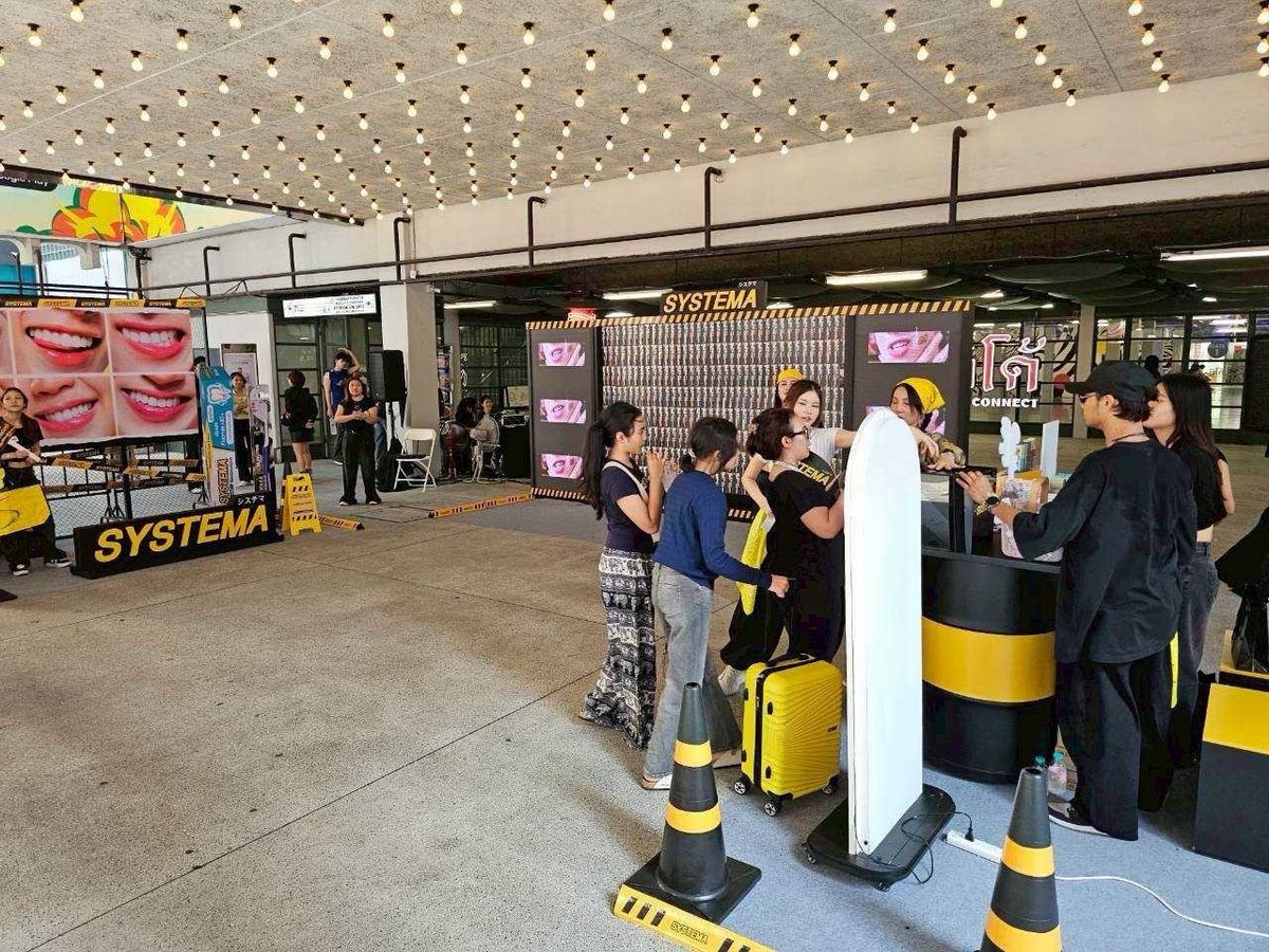 samipangsri's tweet photo. ไหนใครเดินสยามตอนนี้บ้าง ที่ LIDO CONNECT ซิสเท็มมา หนุ่มพ้อกสี เสิร์ฟแปรง gens พร้อมแจกรอยยิ้มสวยๆ แวะไปถ่ายรูปกันน้าาา 

#SYSTEMAxPROXIE https://t.co/NNnKvI9Qrw