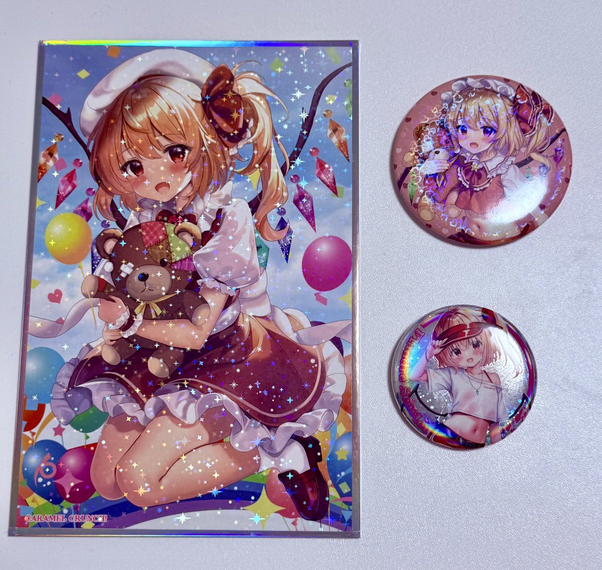 例大祭のセット用グッズとガチャガチャの当たり用缶バッジが届きましたー!色紙は表面にホログラム加工、縁はオーロラ加工してあります!2つ目のWホログラム缶バッジは後ろ側に花火のホログラムで手前はオーロラ加工、最後のはガチャガチャ当たり用のビッグホログラム加工缶バッジですー!ハートのホロ 