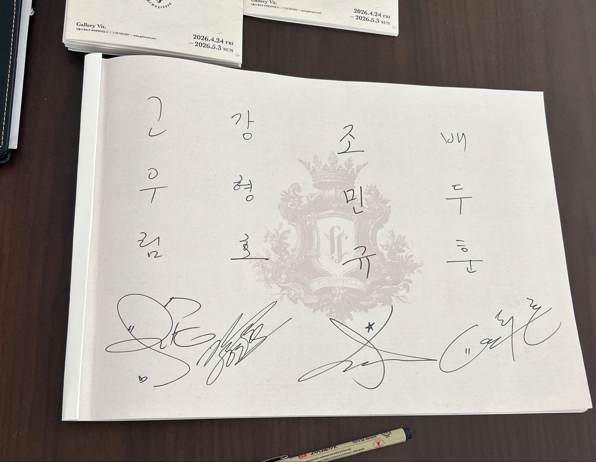 방명록 많이남겨달라고 하셨오요, 전시회 첫날 엄청 많이 오셔서 빈 방명록을 많이 받아오셨다고해요😌
