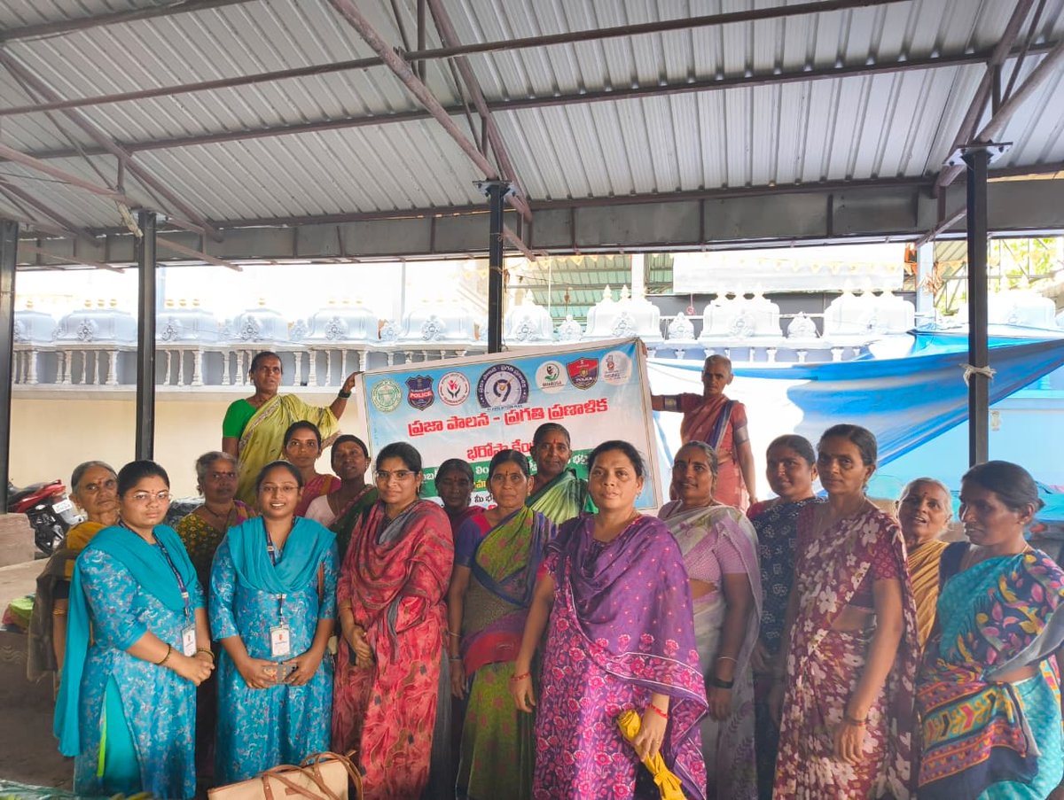 SpJagtial's tweet image. తెలంగాణ ప్రభుత్వం చేపట్టిన #ప్రజాపాలన – #ప్రగతిప్రణాళిక కార్యక్రమంలో భాగంగా షీ టీం, భరోసాటీం సంయుక్తంగా జిల్లా కేంద్రంలోని వివిధ కాలనీలలో మహిళల హక్కులు, భద్రతకు సంబంధించిన చట్టాలు, పోక్సో చట్టం, సైబర్ మోసాల నుండి రక్షణ వంటి అంశాలపై అవగాహన సదస్సులు నిర్వహించారు.
#CommunityPolicing