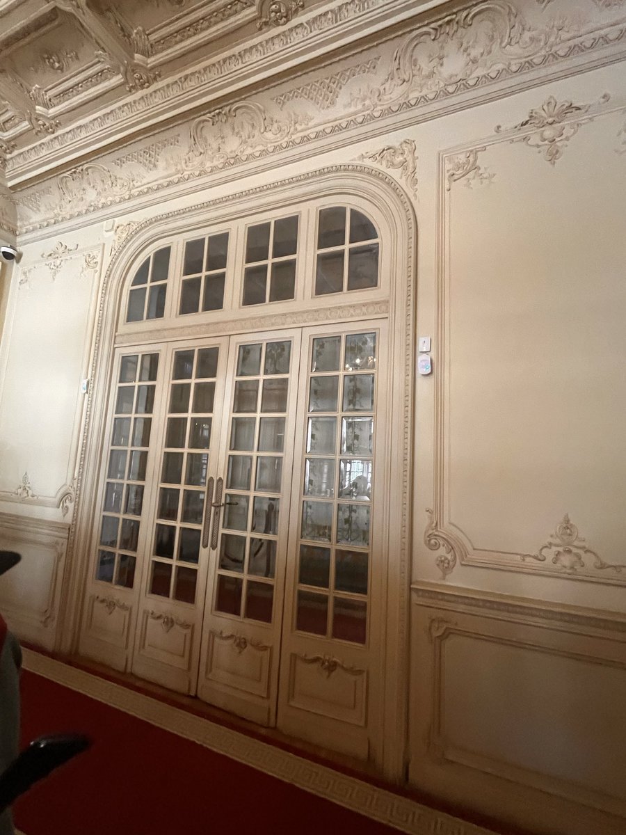 HaticeAlemdar12's tweet image. Duvarlar zamanı saklar ama kapılar insanların gelip geçtiği anları hatırlar gibi…#Royal Jewelry Museum